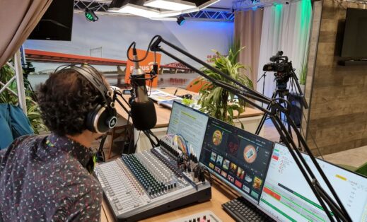 DJ Maroon Wax presenteert een radioshow